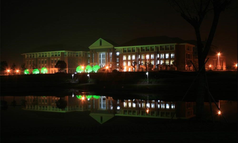 夜幕下的中国传媒大学