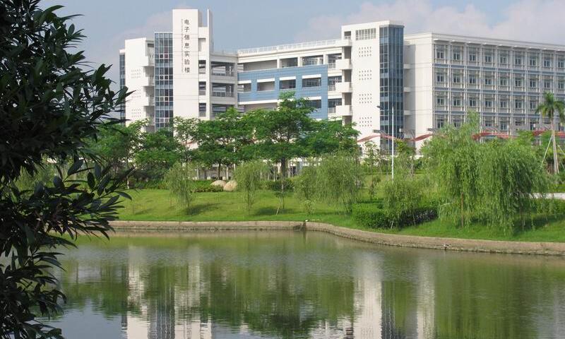 广州大学中心湖