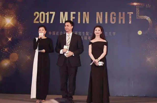 中国社会科学院研究生院-美国杜兰大学毕业生与教师合影1