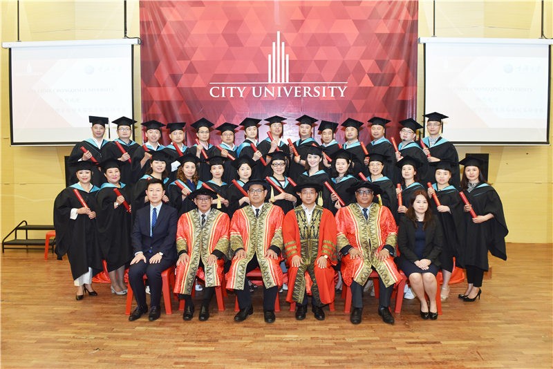 马来西亚城市大学毕业合影图片