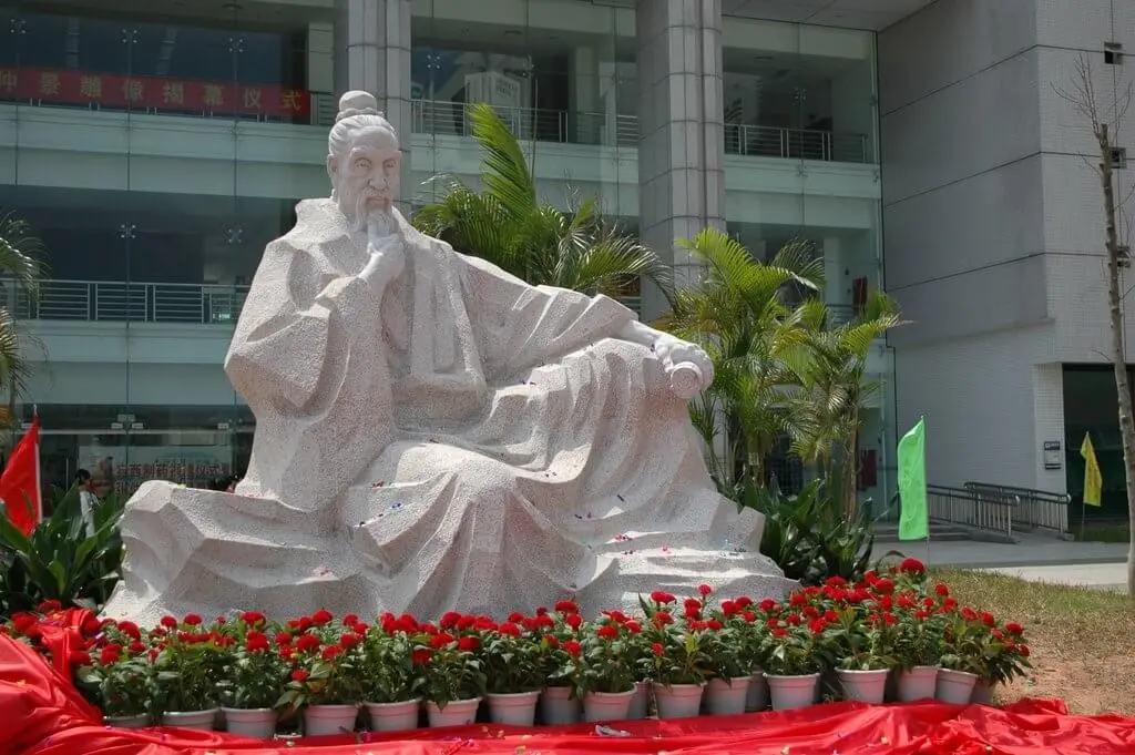 广州中医药大学雕像