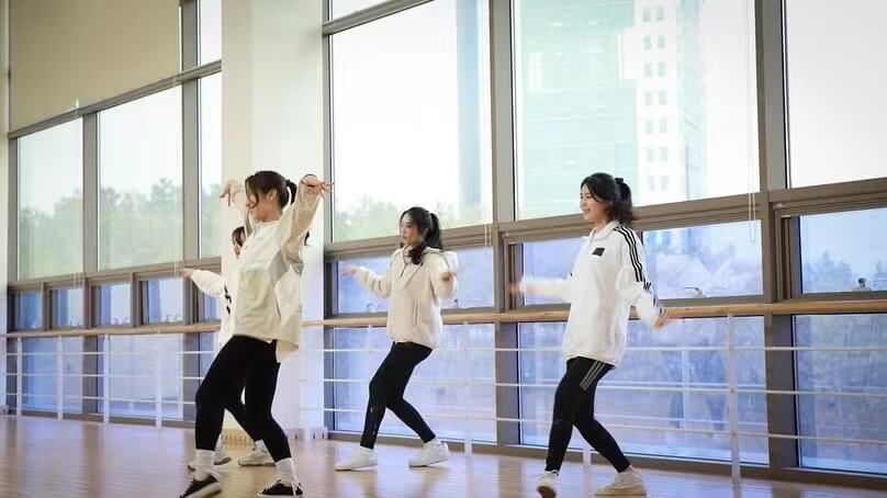 首爾科學綜合大學院大學練習舞蹈的學生