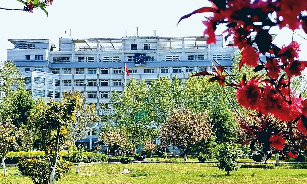 济南大学经管楼（实验综合楼）