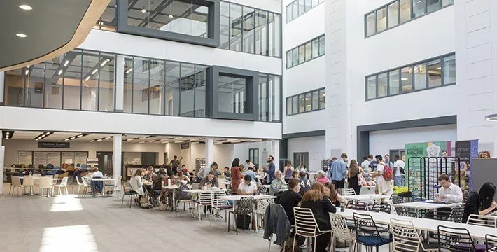 英国西伦敦大学餐厅
