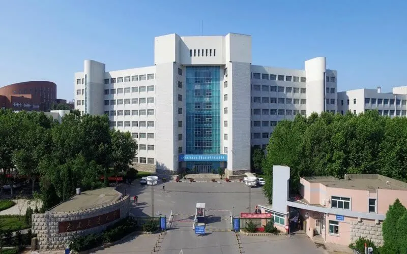 大连交通大学校门口