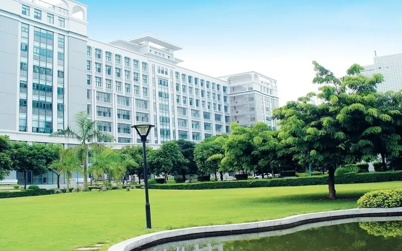广东财经大学绿茵草地