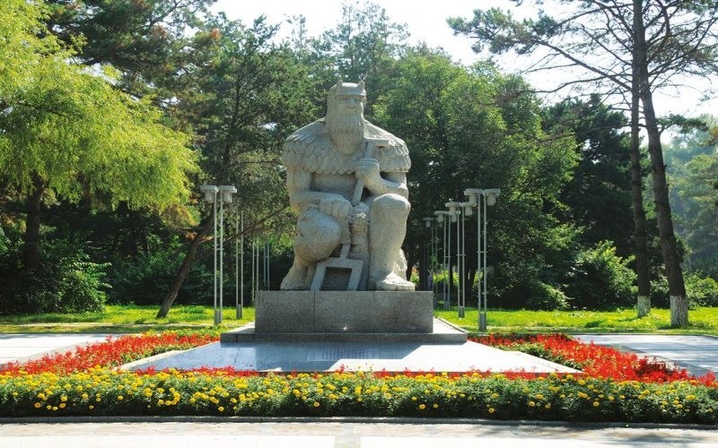 吉林农业大学雕像