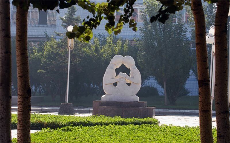 吉林师范大学雕像