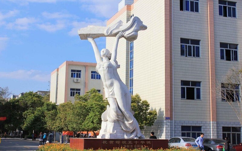 江西理工大学雕像