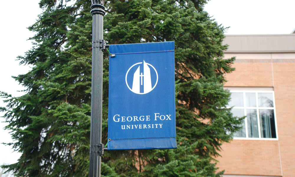 美国乔治福克斯大学旗帜