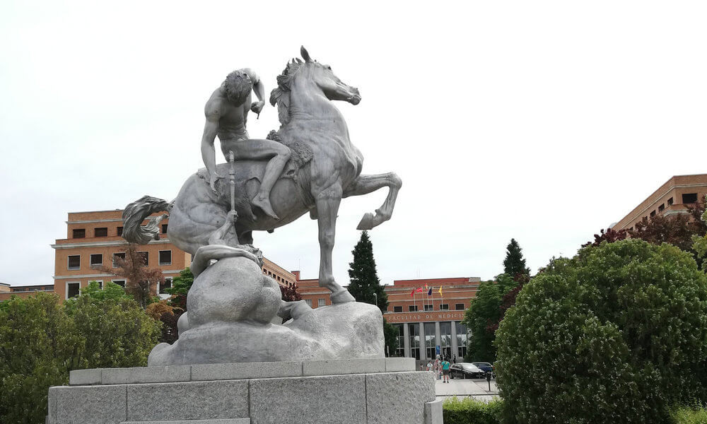 西班牙马德里康普顿斯大学雕塑