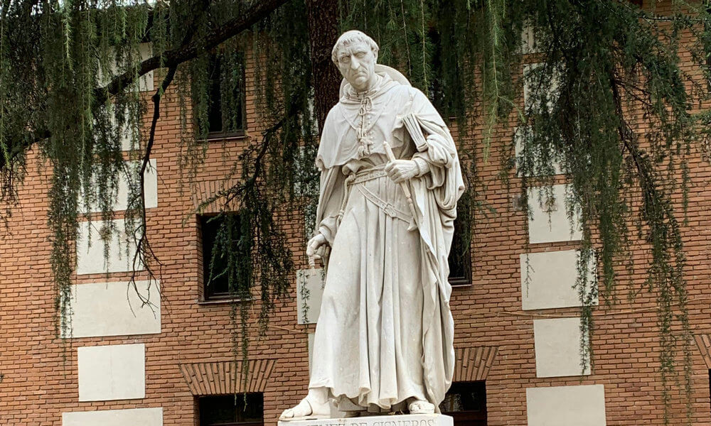 西班牙阿尔卡拉大学雕像