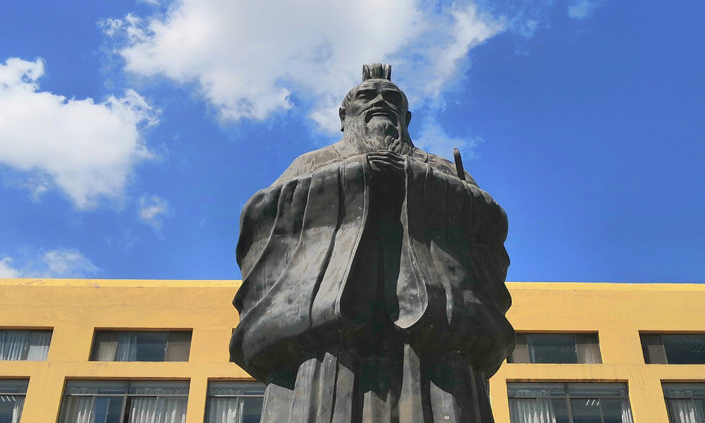青岛大学铜像