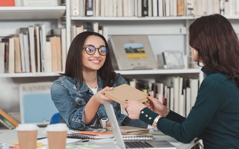 报考马来西亚思特雅大学国际硕士分数线是多少？