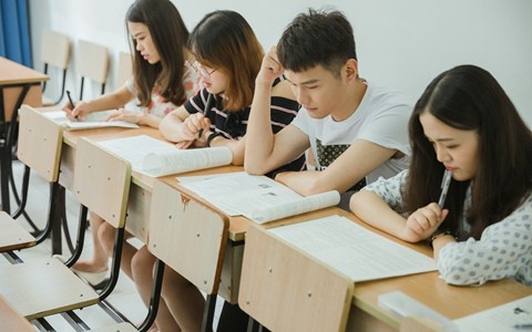 扬州大学在职研究生分数线每年都一样吗？