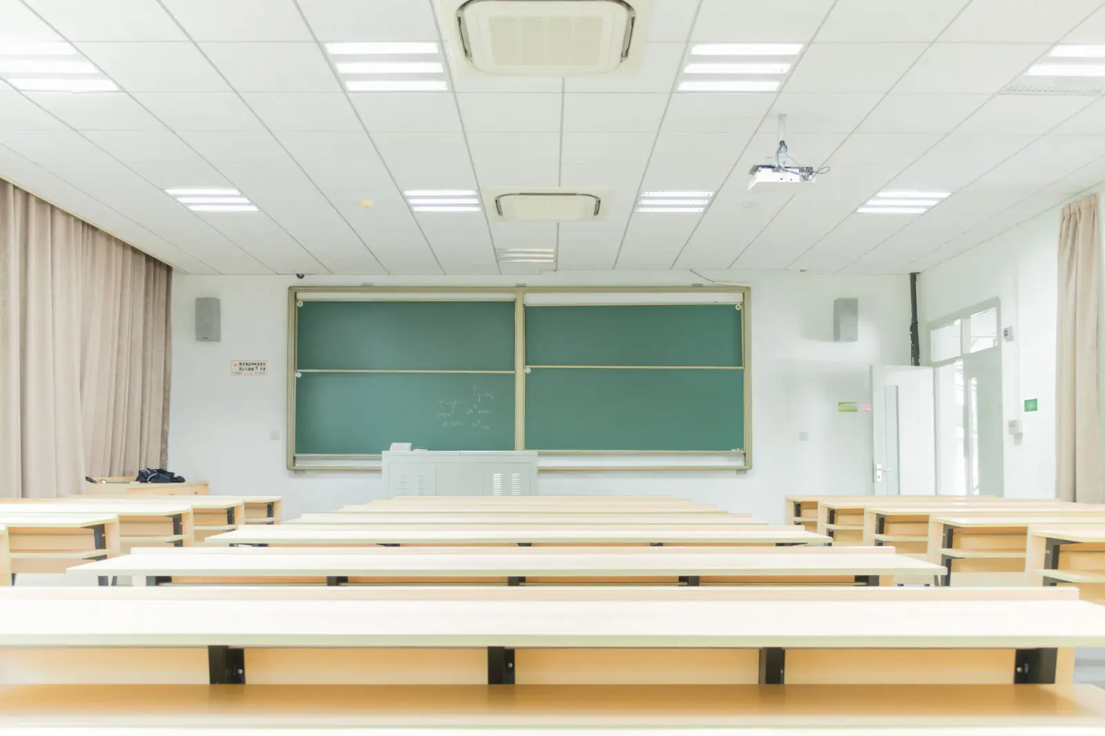 四川师范大学在职研究生学费是多少？