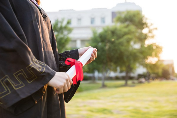 菲律宾永恒大学在职研究生毕业可以去考公务员吗？