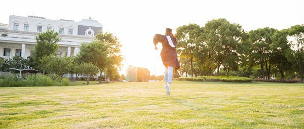 英国奇切斯特大学MBA专业在职研究生学费一年是多少？