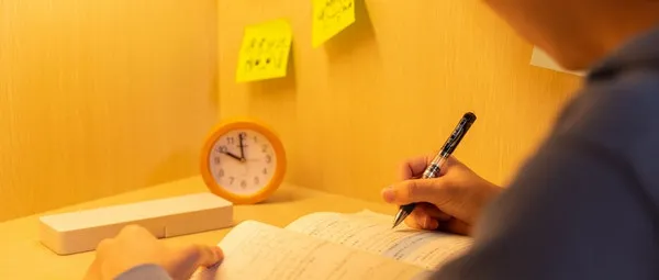 新疆师范大学教育学在职研究生的费用是多少？