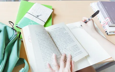 浙江大学在职研究生教育学上课时间能自由选择吗？