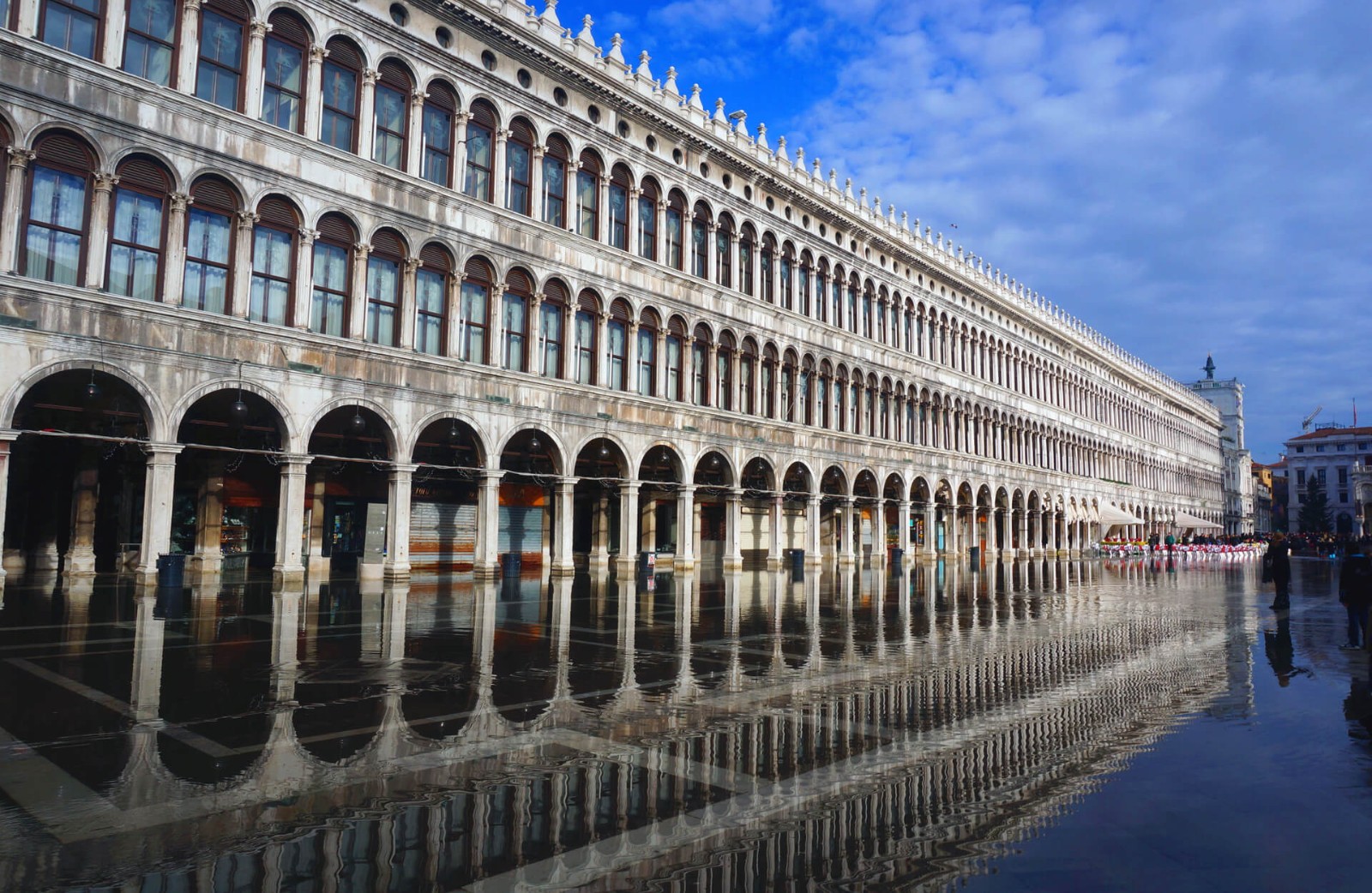 意大利威尼斯圣马可广场涨水城市风光