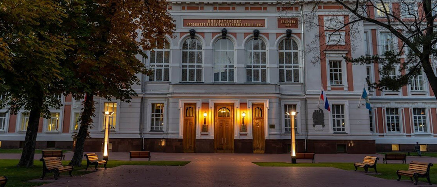 俄罗斯圣彼得堡国立工业技术与设计大学教学楼前