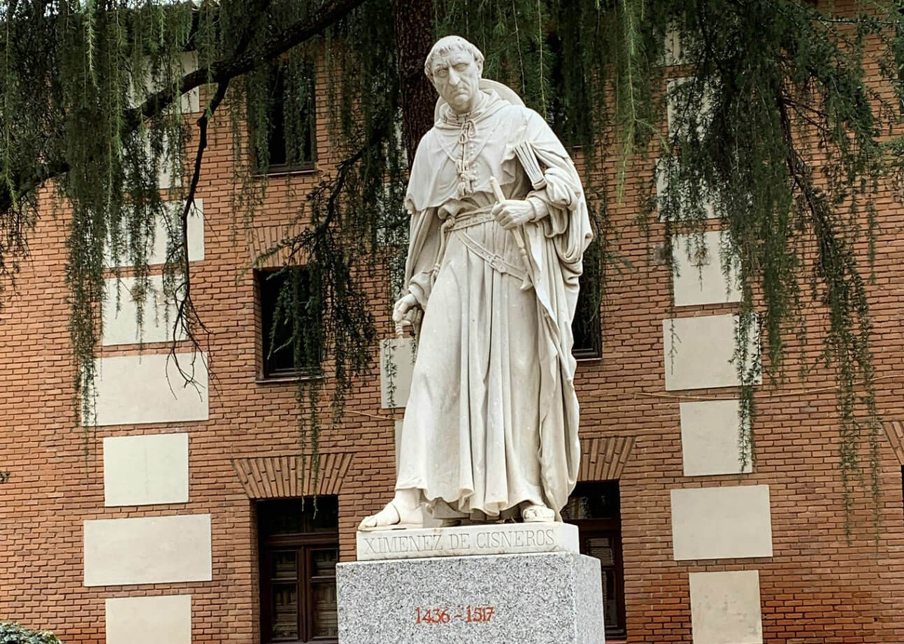 西班牙阿尔卡拉大学校园雕像