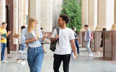 英国切斯特大学国际硕士报名时间是什么时候？