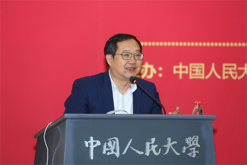 中国人民大学经济学院党委书记兼院长刘守英教授主持第一阶段主旨演讲