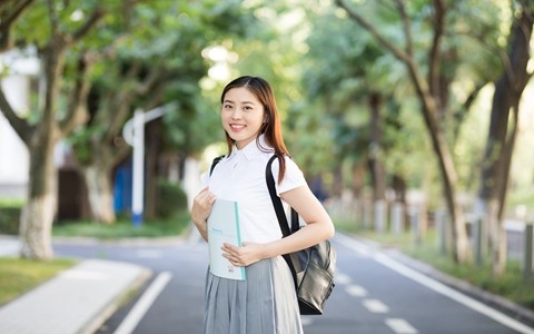 本科无学位可以考华中科技大学在职硕士吗？