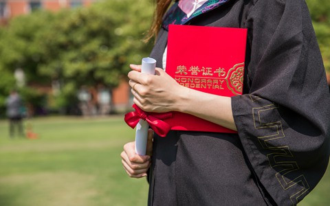 鄭州大學(xué)免聯(lián)考碩士學(xué)費(fèi)多少？