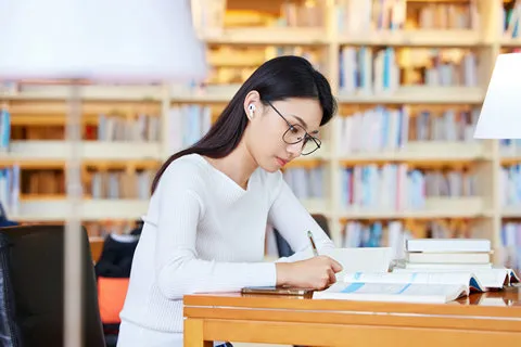 美国凯泽大学硕士需要到校上课吗？