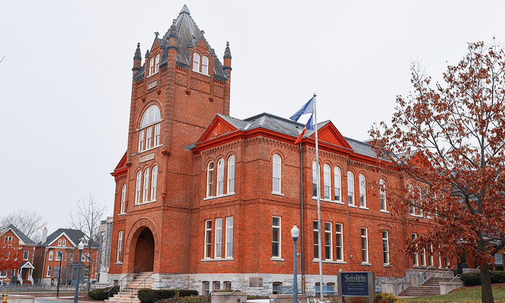 加拿大女王大学学校建筑