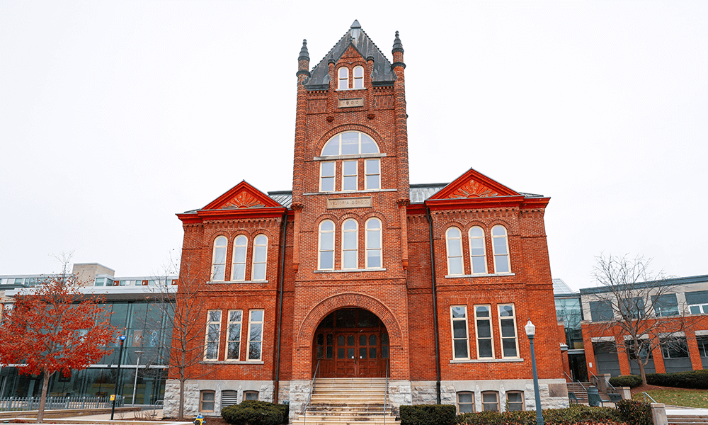 加拿大女王大学学校建筑