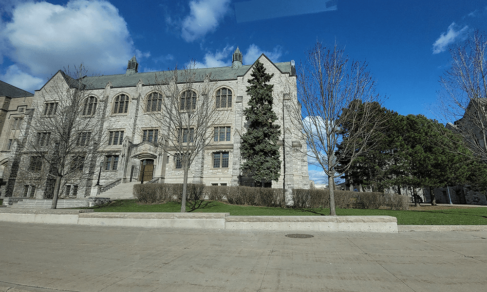 加拿大女王大学学校建筑