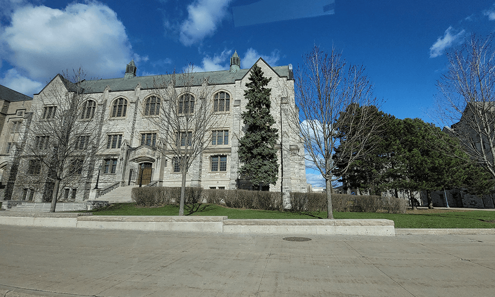 加拿大女王大学学校建筑