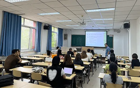 首都经济贸易大学上课现场
