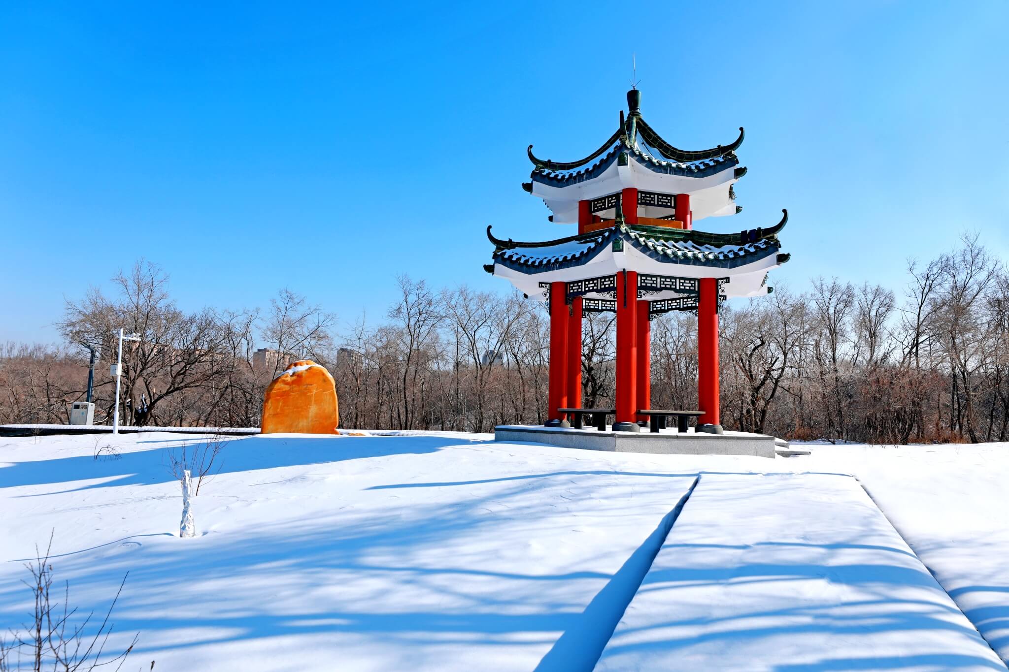 吉林农业大学蓝湖小凉亭