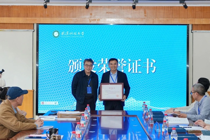 李哈副院长为基地颁发荣誉证书