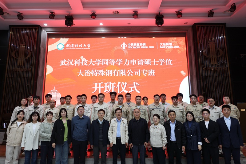 1777102257784061.jpg 合影