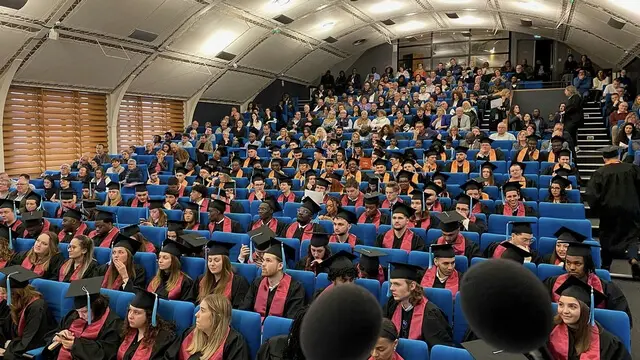 法国亚眠高等商学院毕业典礼照片