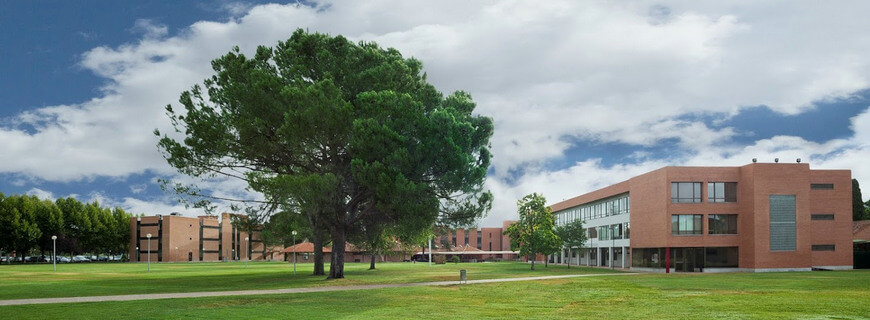 卡米洛·何塞·塞拉大學(xué)
