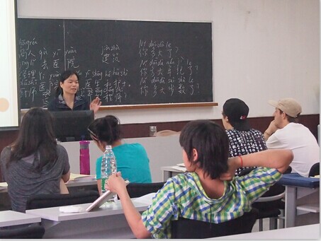 学生们在上中文课